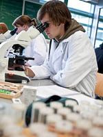 Use of student microscope during practical course; photograph Dick van Aalst